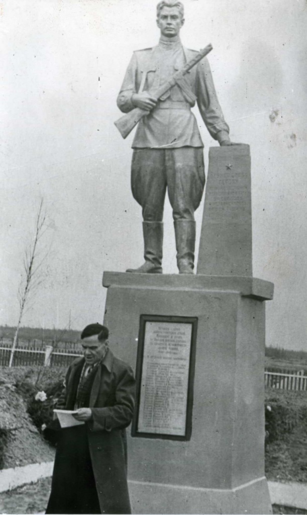 Памятник на братской могиле в с. Невская Дубровка, где похоронен Рожицин Г.Н. МКУК МТК ЗСМД НВФ 607.jpg